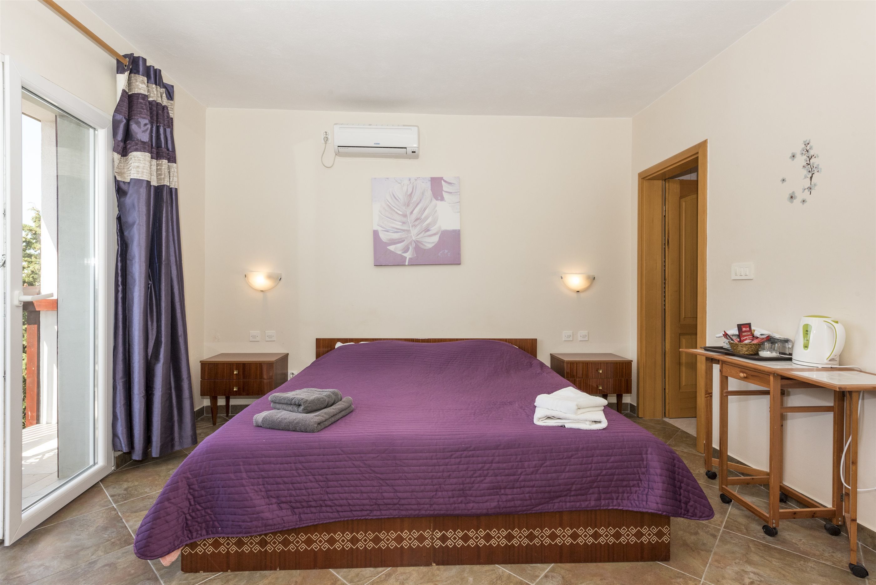In-room safe, WiFi (free)