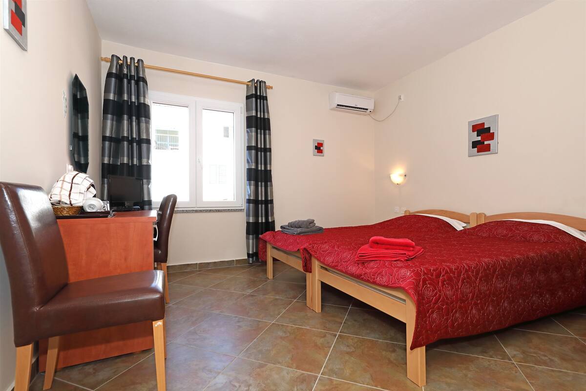 In-room safe, WiFi (free)