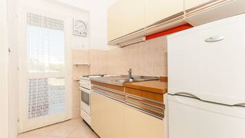 Privat køkken | Køleskab, ovn, kogeplade, køkkentøj/tallerkener/redskaber