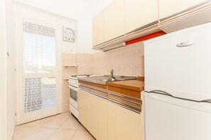 Private kitchen | Fridge, oven, stovetop, cookware/dishes/utensils - Apartments Mate (Pag)