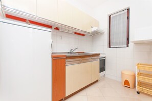 Eigene Küche | Kühlschrank, Ofen, Herdplatte, Kochgeschirr/Geschirr/Besteck