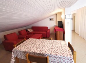 Private kitchen | Fridge, oven, stovetop, cookware/dishes/utensils - Apartments Mate (Pag)