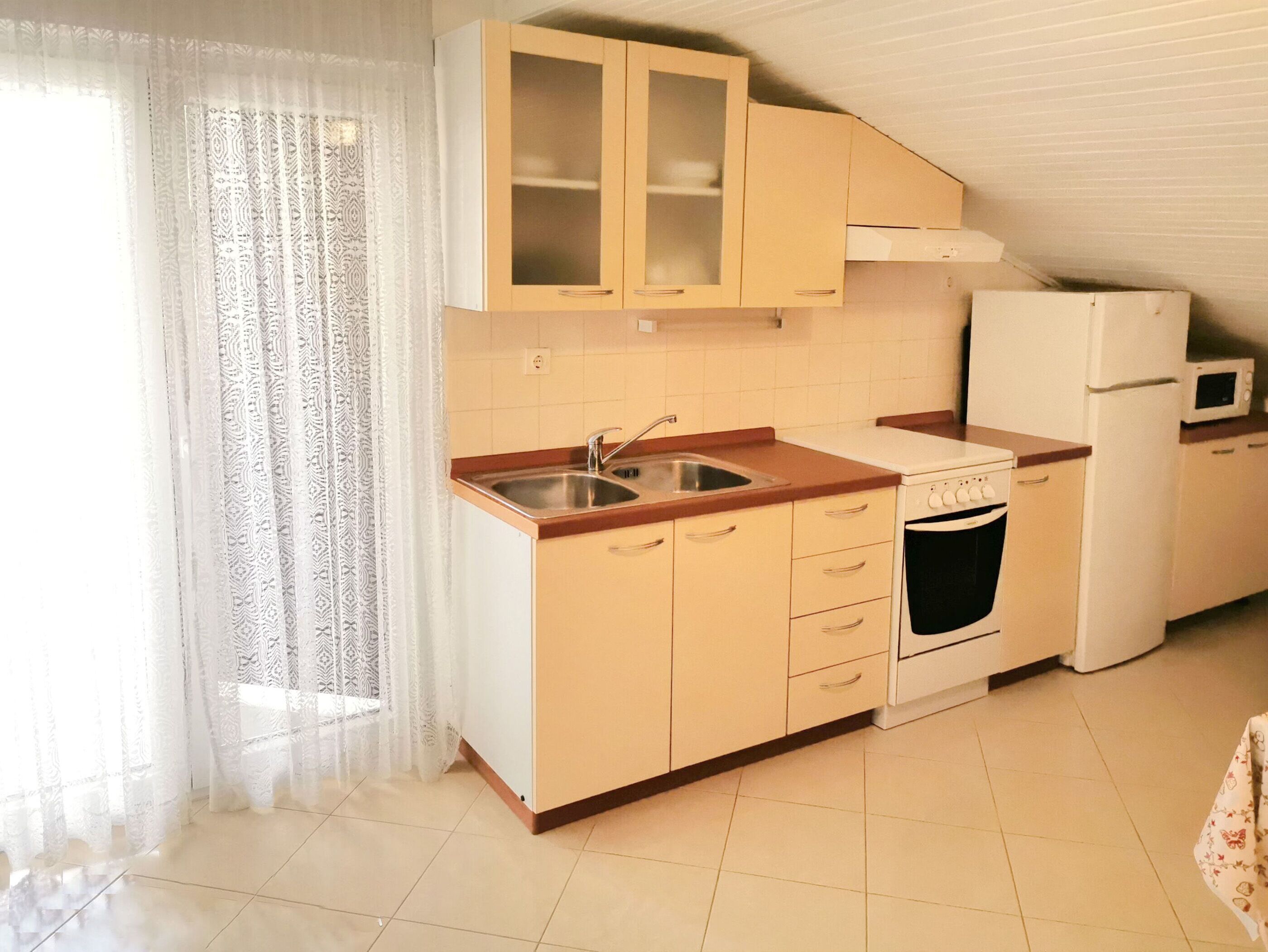 Private kitchen | Fridge, oven, stovetop, cookware/dishes/utensils
