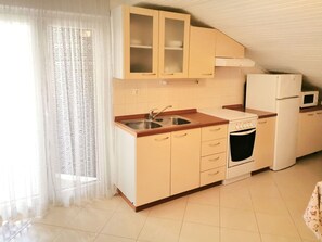 Private kitchen | Fridge, oven, stovetop, cookware/dishes/utensils - Apartments Mate (Pag)