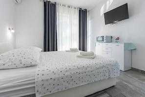 Studio (A2) | 2 bedrooms, free WiFi, bed sheets