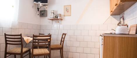 Eigene Küche | Kühlschrank, Herdplatte, Wasserkocher mit Kaffee-/Teezubehör