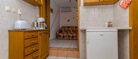 Private kitchen | Fridge, stovetop, coffee/tea maker