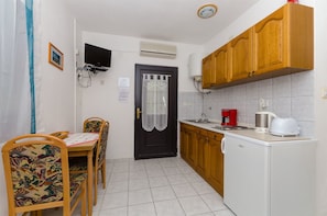 Private kitchen | Fridge, stovetop, espresso maker, coffee/tea maker - Apartments Ljubica (Rogoznica)