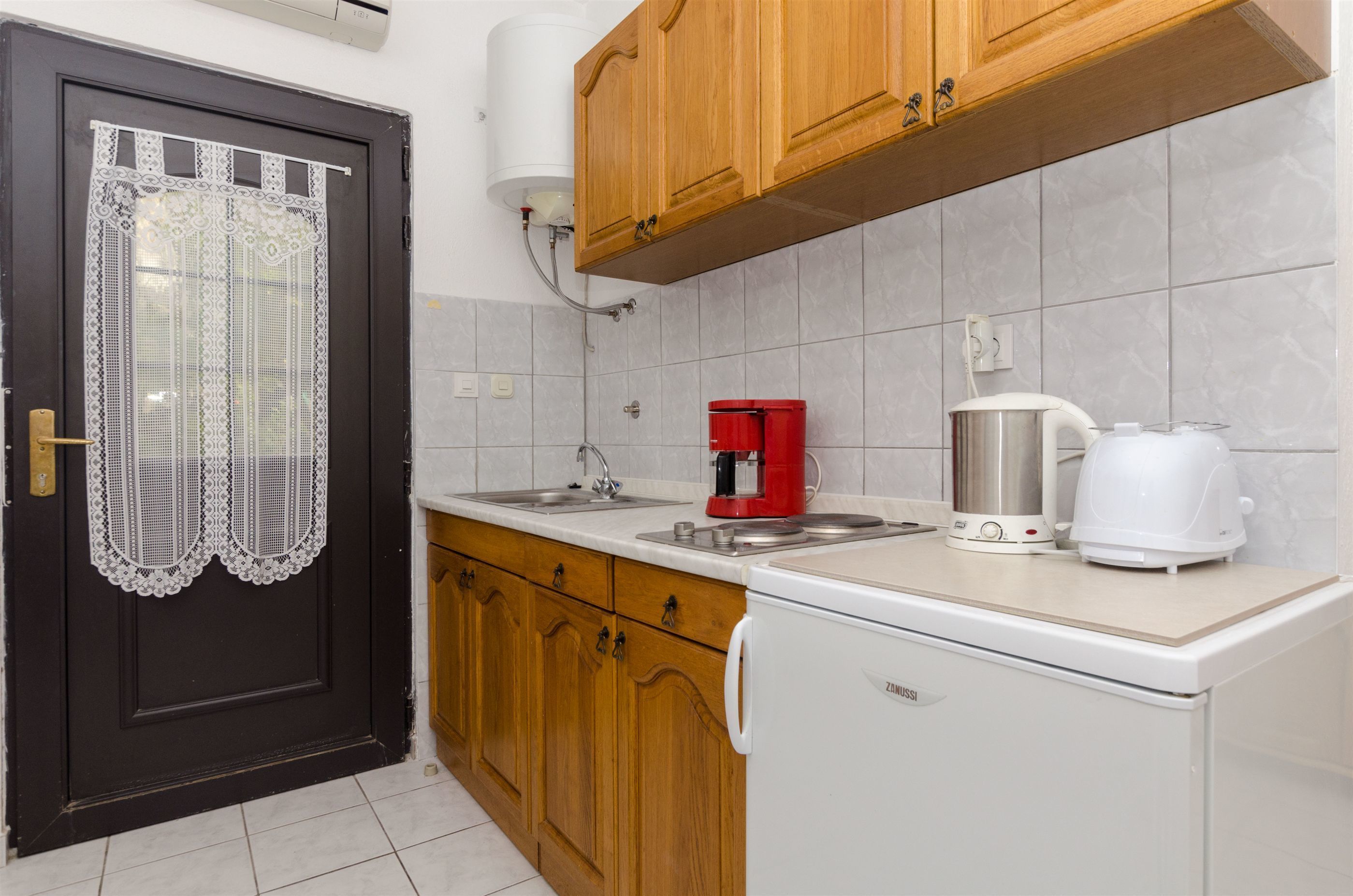Private kitchen | Fridge, stovetop, coffee/tea maker