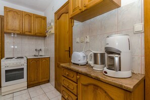 Cocina privada | Frigorífico, placa de cocina y máquina de café espresso
