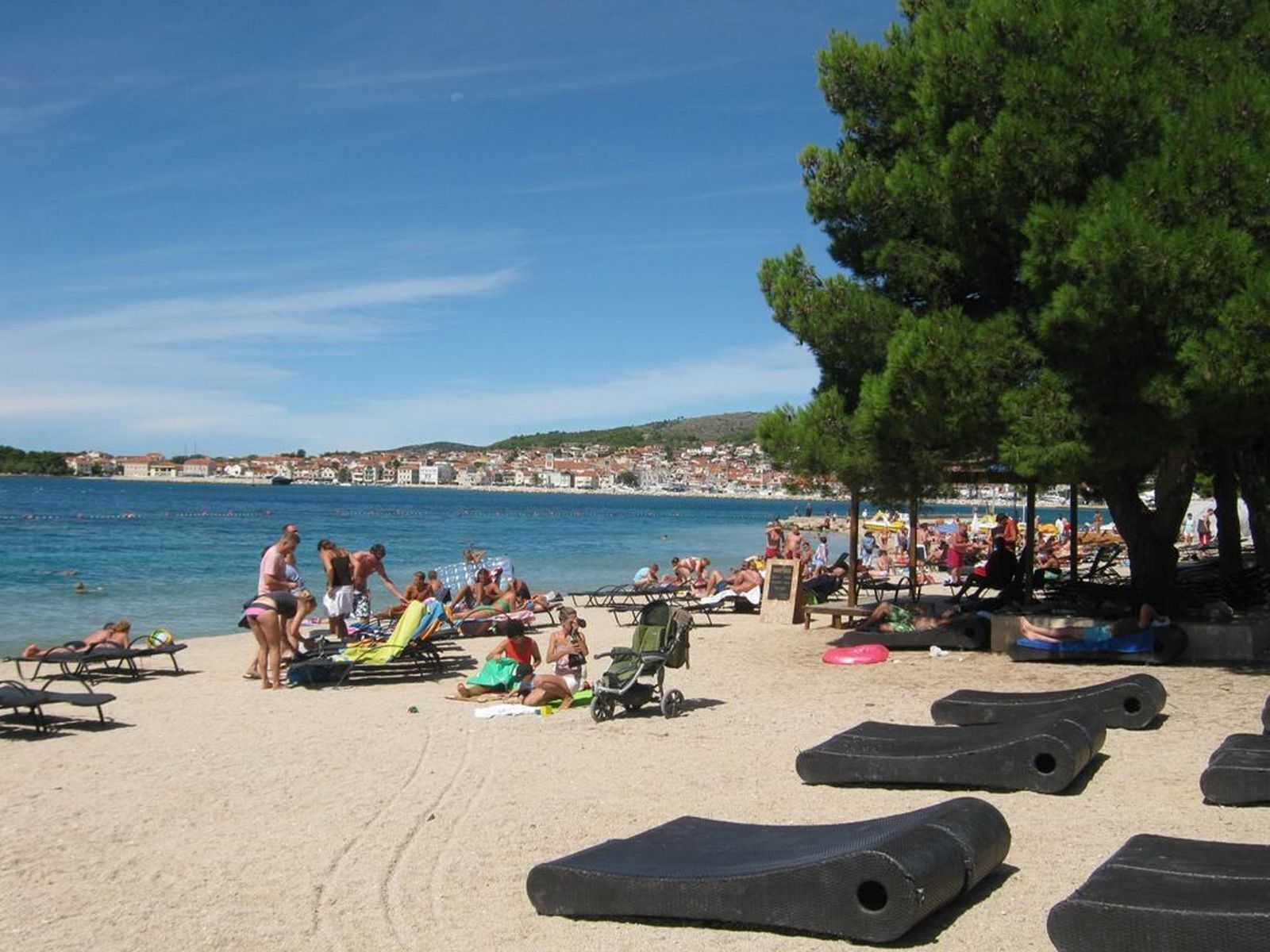 Una playa con tumbonas y una vista despejada del mar.