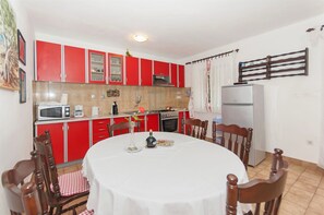 Cocina privada | Refrigerador, microondas, horno y parrilla de estufa 