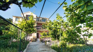 Un chemin menant à un bâtiment doté d’un balcon.