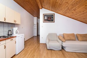 Departamento (A2) | Cocina privada | Refrigerador, parrilla de estufa y cafetera de espresso