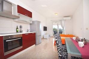 Apartemen (A2) | Dapur pribadi | Lemari es, oven, kompor, dan mesin espresso