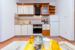 Apartment (A1) | Private kitchen | Fridge, microwave, oven, stovetop - Apartment Piveta (Okrug)