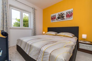 Apartment (A1) | Iron/ironing board, free WiFi - Apartment Piveta (Okrug)