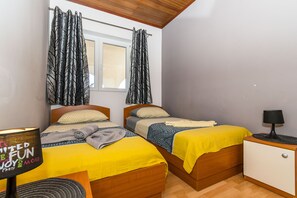Apartment (A1) | Iron/ironing board, free WiFi - Apartment Piveta (Okrug)