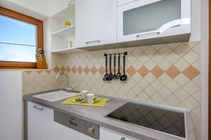 Private kitchen | Fridge, microwave, oven, stovetop