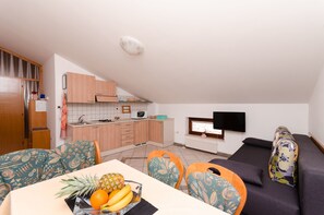 Private kitchen | Fridge, microwave, oven, stovetop