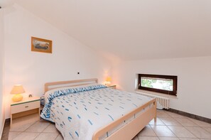 3 chambres, coffres-forts dans les chambres, fer et planche à repasser