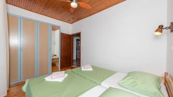 WiFi (free), bed sheets