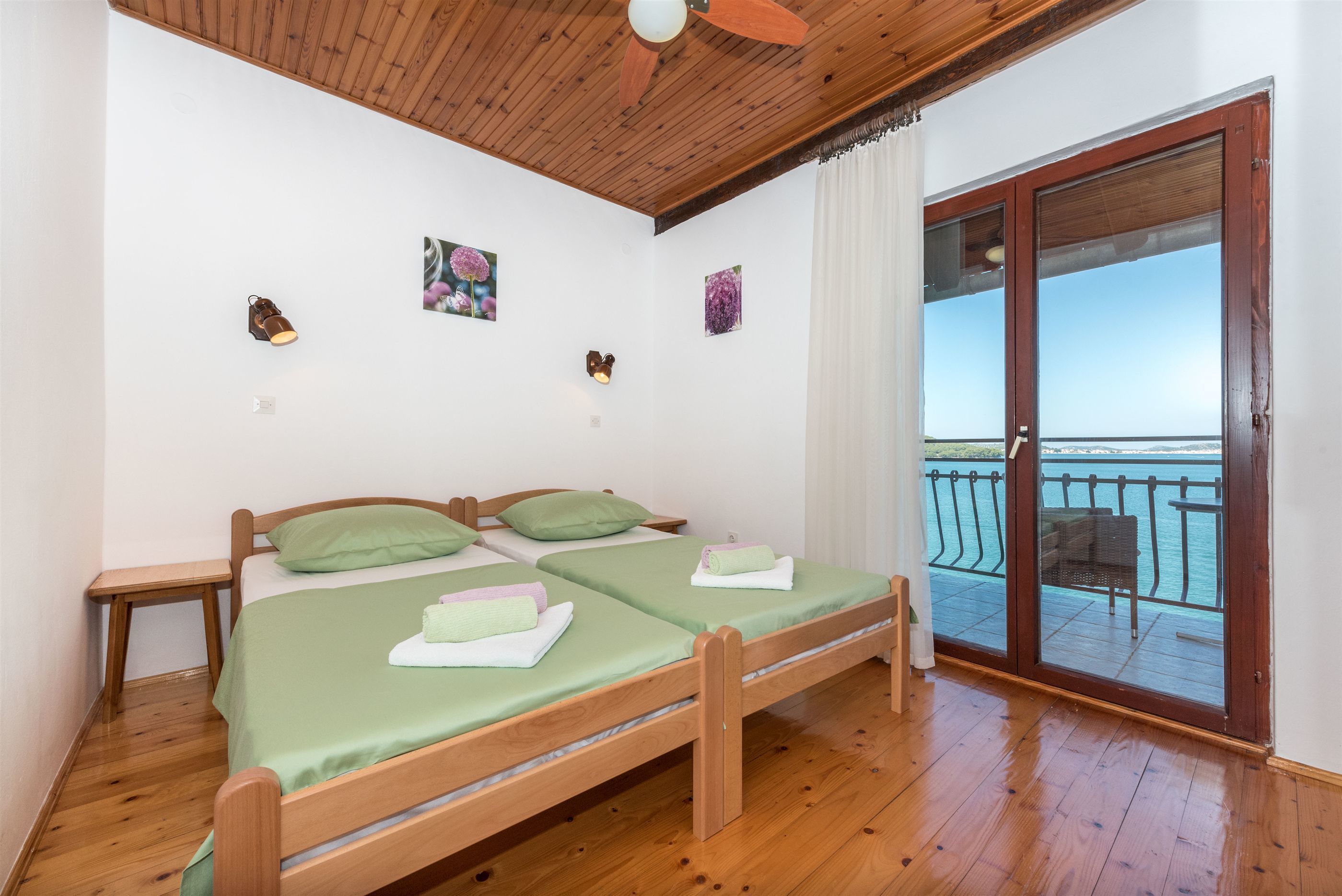 Free WiFi, bed sheets