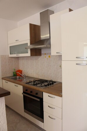 Monolocale (A2) | Cucina privata | Frigorifero, forno, piano cottura, macchina per caffè espresso