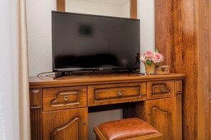 Room (S2) | Interior