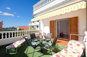 Room (S1) | Water view - Apartment and Rooms Artina (Vodice)