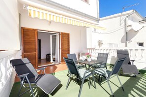 Room (S2) | Water view - Apartment and Rooms Artina (Vodice)