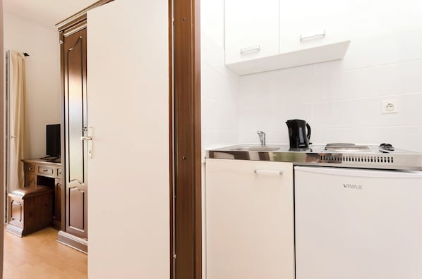 Room (S2) | Private kitchen - Apartment and Rooms Artina (Vodice)