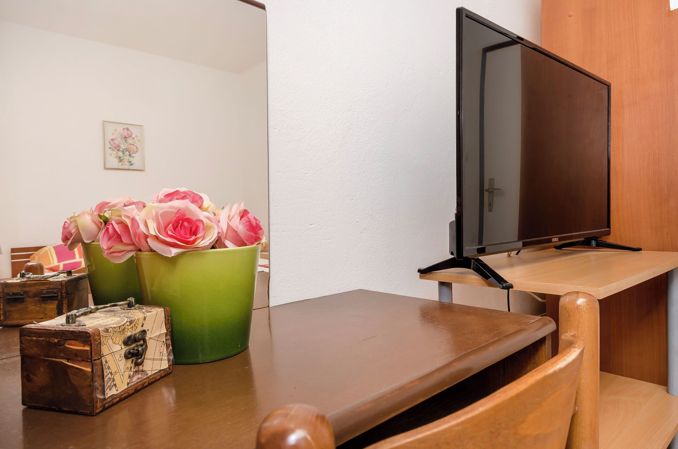 Room (S4) | Interior