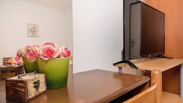 Room (S4) | Interior