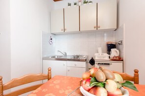 Private kitchen | Mini-fridge, espresso maker, electric kettle, cookware/dishes/utensils