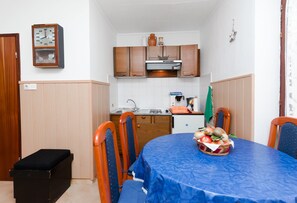 Private kitchen | Mini-fridge, espresso maker, electric kettle, cookware/dishes/utensils - Apartments Ilinka (Lovran)