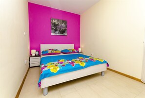5 bedrooms, free WiFi, bed sheets