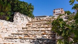 Un escalier en pierre menant à un immeuble doté de nombreux balcons.