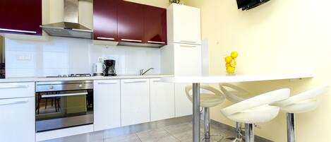 Private kitchen | Fridge, stovetop, coffee/tea maker