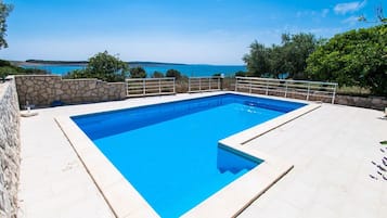 Hồ bơi ngoài trời