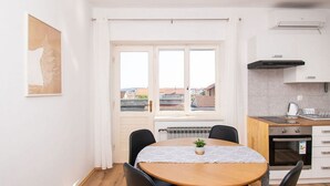 Apartment (A1) | Eigene Küche | Kühlschrank, Herdplatte, Wasserkocher, Kochgeschirr/Geschirr/Besteck