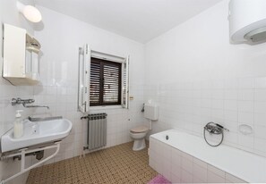 Apartment (A1) | Bathroom | Shower - Apartment Center and Beach (Vodice)
