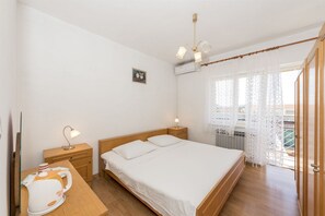 Apartment (A1) | Free WiFi, bed sheets - Apartment Center and Beach (Vodice)
