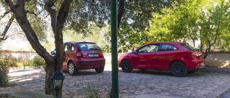 مواقف سيارات مجانية