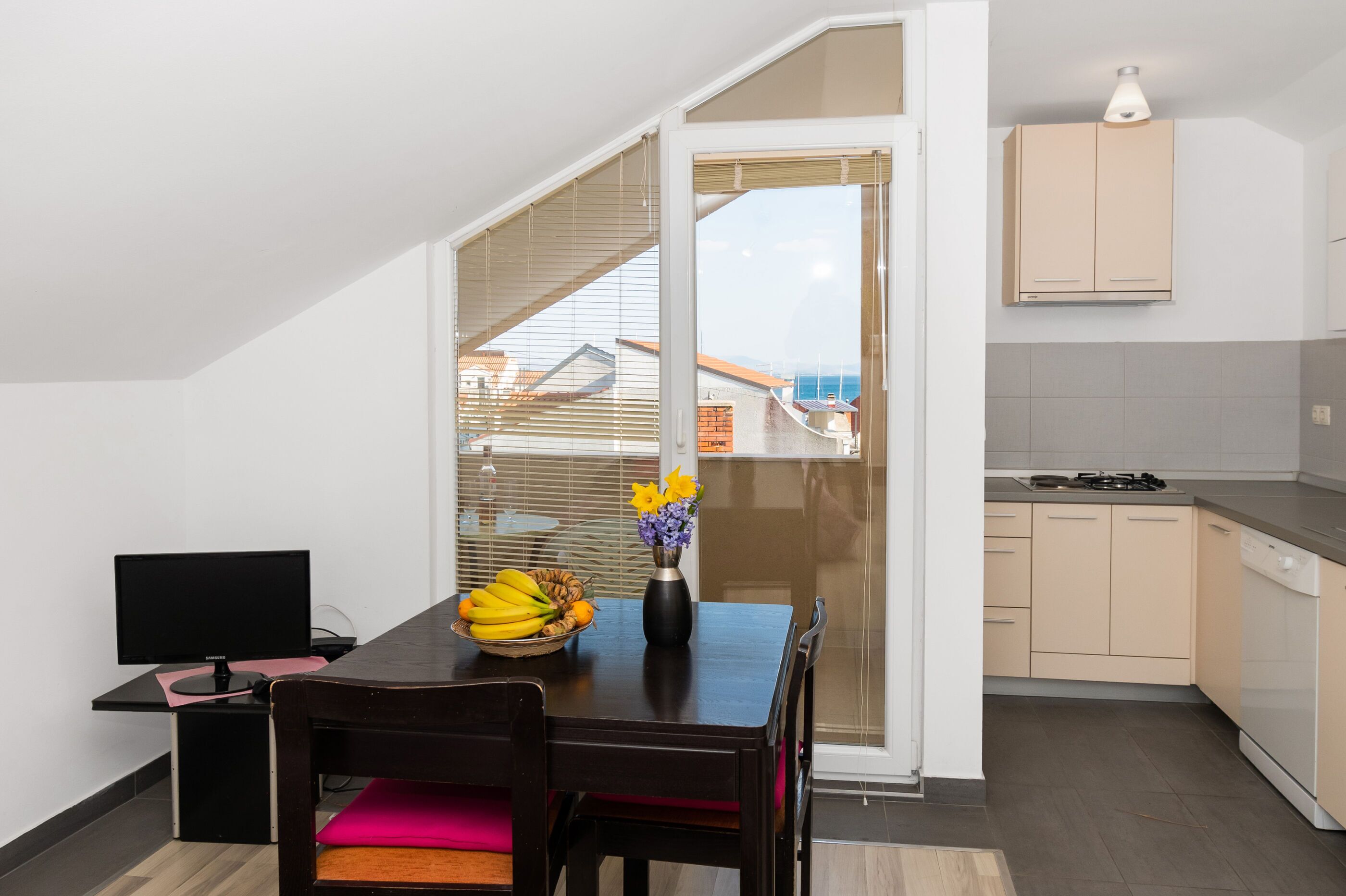 Private kitchen | Fridge, stovetop, cookware/dishes/utensils, freezer