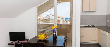 Private kitchen | Fridge, stovetop, cookware/dishes/utensils, freezer