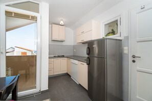 Cocina privada | Frigorífico, placa de cocina, utensilios de cocina y congelador