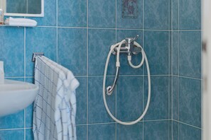 Studio (A1) | Bathroom