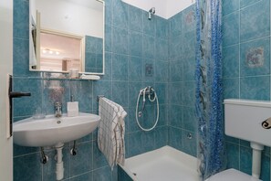 Studio (A1) | Bathroom