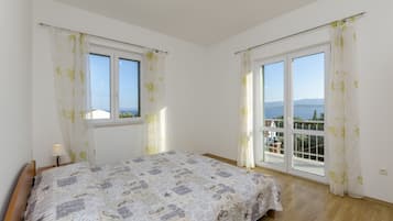 Iron/ironing board, free WiFi, bed sheets